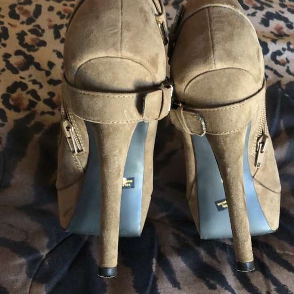 Elegant Tan heeled boots with gold zipper & buckle - Picture 4 of 6